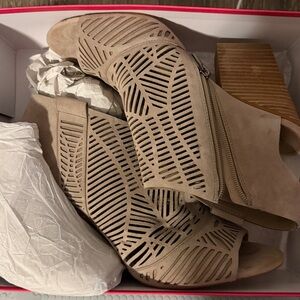 Vince Camuto Black and Silver Emblem Design